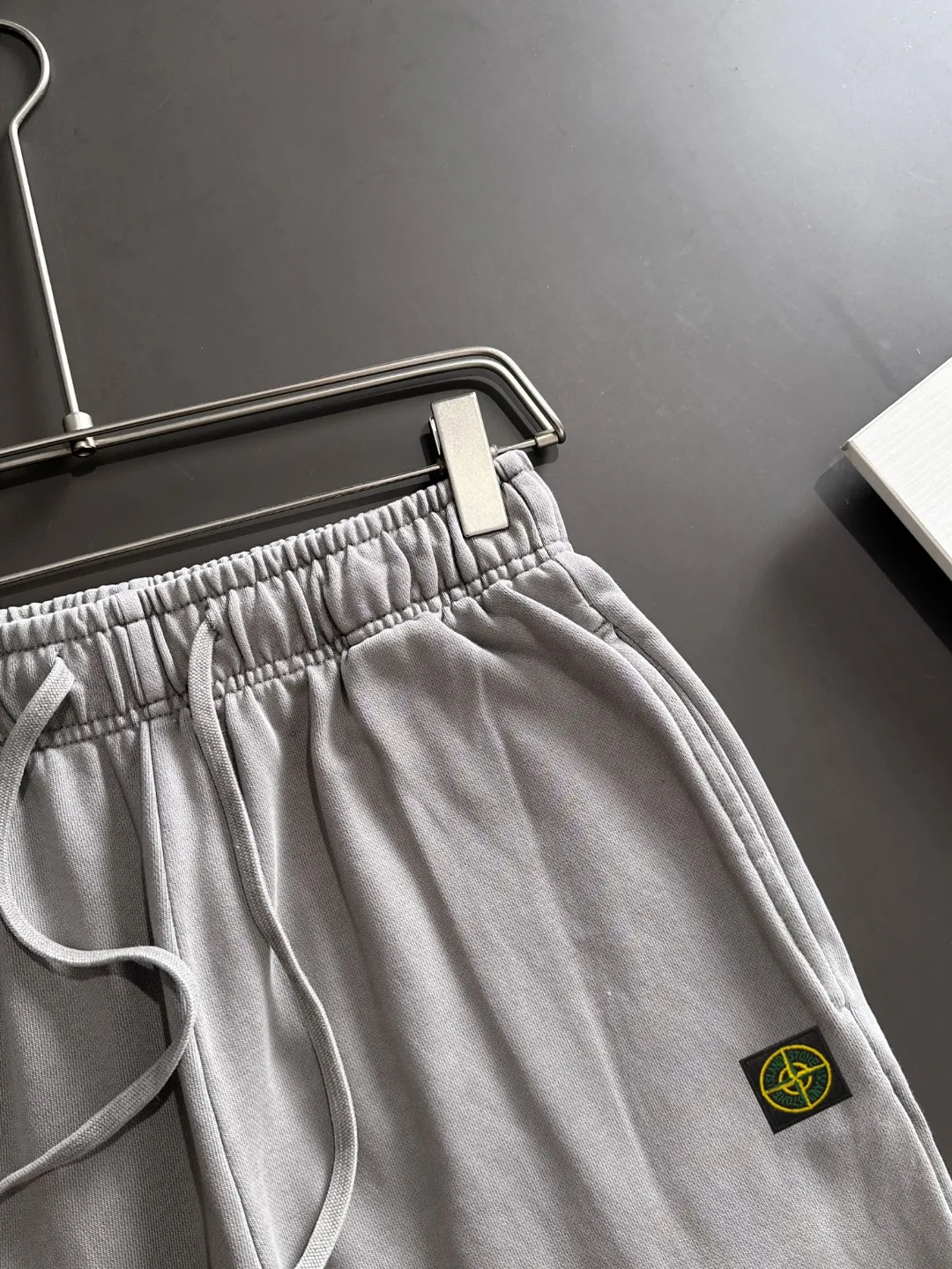 Next day shipment P360 Stone lsland/Stone Island Exclusively launches 25ss autumn and winter new high-quality trousers. Compare real-life details at will. Craftsmanship that ordinary small workshops cannot copy. Top-level ZP development. Unique imported fabric feel. Purely imported German machine production. Precision operation. Ten thousand needle density. A pair of trousers with rich details. You can see the development strength. A full set of new accessories are customized simultaneously. Simple yet elegant. Soft, delicate and comfortable. The upper body is versatile and fashionable. A perfect choice for autumn and winter. A must-have item. Loose fit. Please refer to the size chart when placing an order: S to XXL (or state your height and weight when placing an order)